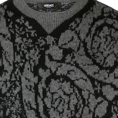VERSACE FW23 Black Floral Pattern Knit Pullover Sweater 1013400-1A09516-1B000 Sizing VERSACE FW23 Black Floral Pattern Knit Pullover Sweater 1013400-1A09516-1B000