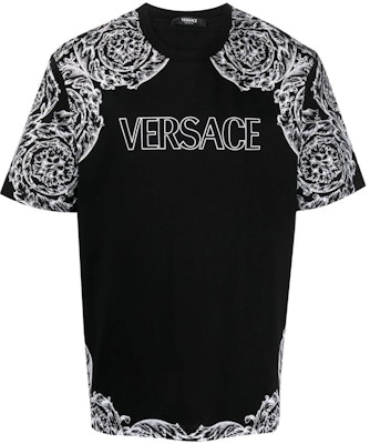 ヴェルサーチ FW23 ブラック ロゴ グラフィックプリント Tシャツ. 1013302-1A09868-2B020 Order ヴェルサーチ FW23 ブラック ロゴ グラフィックプリント Tシャツ. 1013302-1A09868-2B020