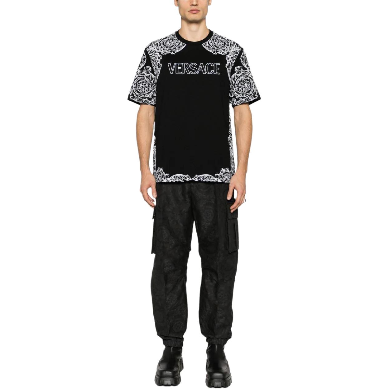 Lookbook ヴェルサーチ FW23 ブラック ロゴ グラフィックプリント Tシャツ. 1013302-1A09868-2B020