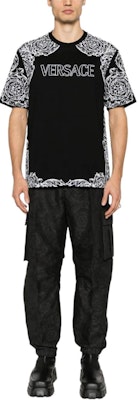 ヴェルサーチ FW23 ブラック ロゴ グラフィックプリント Tシャツ. 1013302-1A09868-2B020 Lookbook ヴェルサーチ FW23 ブラック ロゴ グラフィックプリント Tシャツ. 1013302-1A09868-2B020