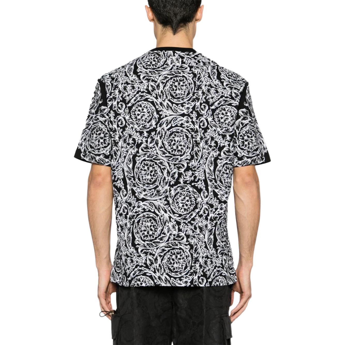 Shop ヴェルサーチ FW23 ブラック ロゴ グラフィックプリント Tシャツ. 1013302-1A09868-2B020