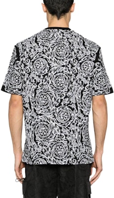 ヴェルサーチ FW23 ブラック ロゴ グラフィックプリント Tシャツ. 1013302-1A09868-2B020 Shop ヴェルサーチ FW23 ブラック ロゴ グラフィックプリント Tシャツ. 1013302-1A09868-2B020