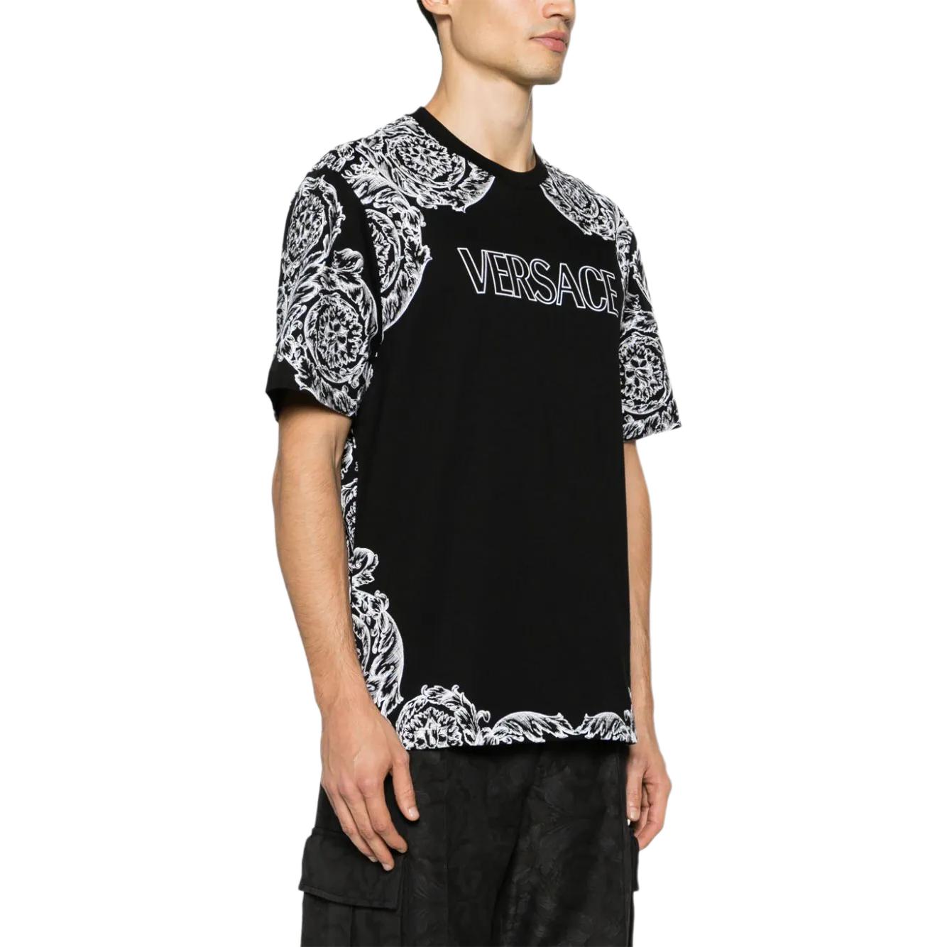 Purchase ヴェルサーチ FW23 ブラック ロゴ グラフィックプリント Tシャツ. 1013302-1A09868-2B020