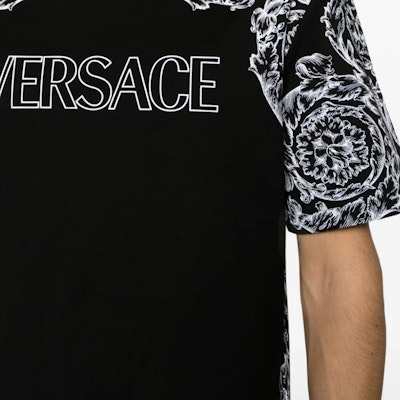 ヴェルサーチ FW23 ブラック ロゴ グラフィックプリント Tシャツ. 1013302-1A09868-2B020 Details for ヴェルサーチ FW23 ブラック ロゴ グラフィックプリント Tシャツ. 1013302-1A09868-2B020