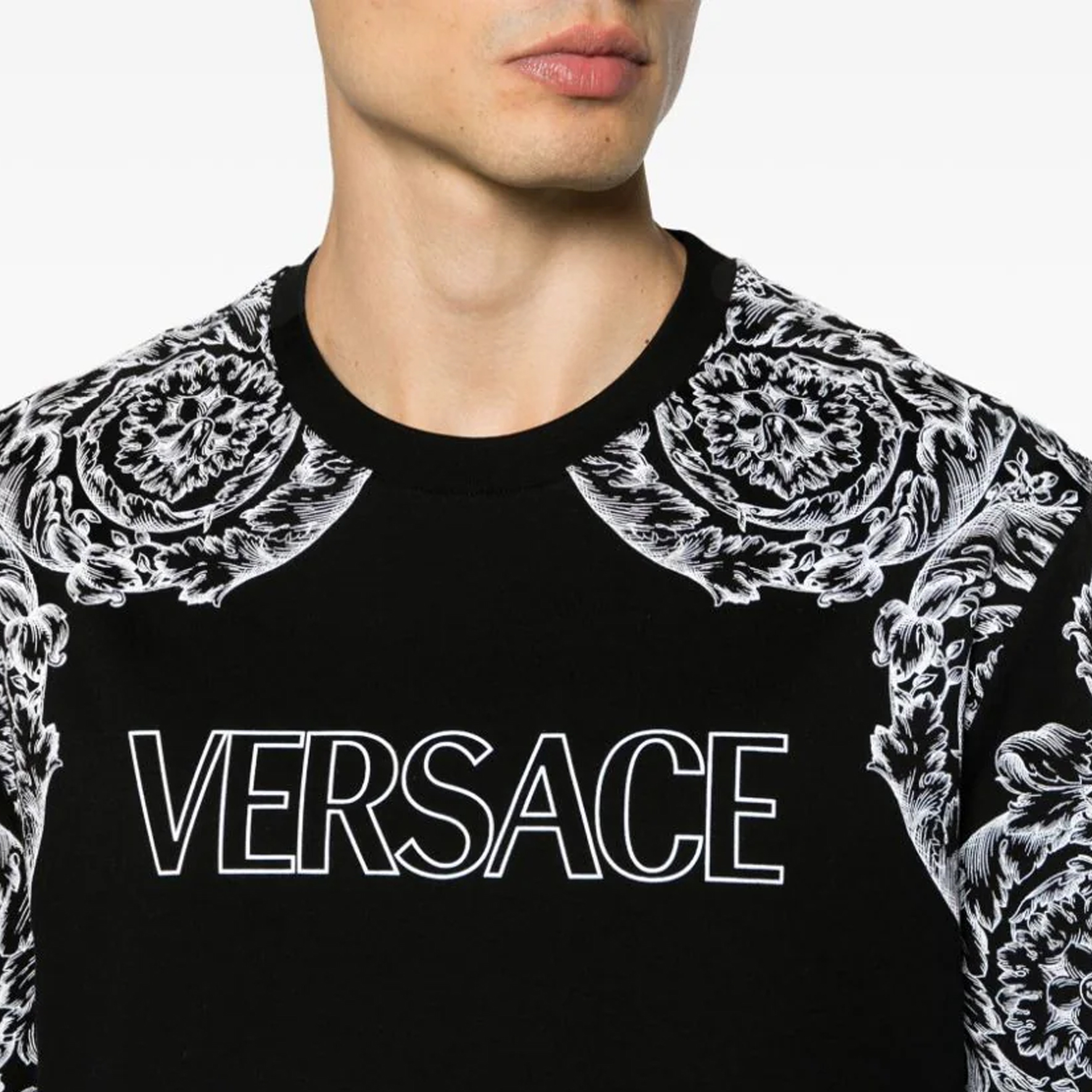 Sizing ヴェルサーチ FW23 ブラック ロゴ グラフィックプリント Tシャツ. 1013302-1A09868-2B020