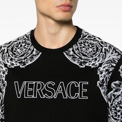 ヴェルサーチ FW23 ブラック ロゴ グラフィックプリント Tシャツ. 1013302-1A09868-2B020 Sizing ヴェルサーチ FW23 ブラック ロゴ グラフィックプリント Tシャツ. 1013302-1A09868-2B020