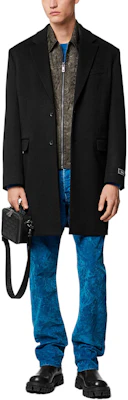 VERSACE 23秋冬 黑色純色單排扣長袖大衣 1010606-1A07656-1B000 Lookbook VERSACE 23秋冬 黑色純色單排扣長袖大衣 1010606-1A07656-1B000