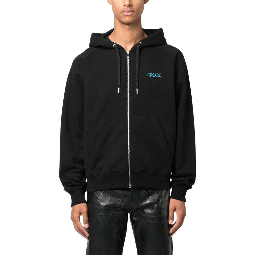 Lookbook 베르사체 FW23 블랙 로고 자수 집업 후디. 1012556-1A09046-1B000