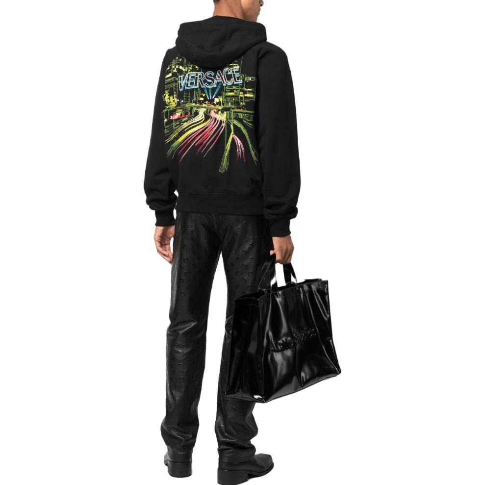Purchase 베르사체 FW23 블랙 로고 자수 집업 후디. 1012556-1A09046-1B000