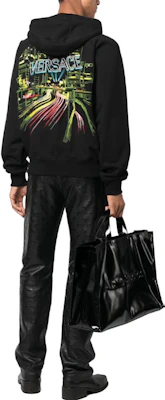 베르사체 FW23 블랙 로고 자수 집업 후디. 1012556-1A09046-1B000 Purchase 베르사체 FW23 블랙 로고 자수 집업 후디. 1012556-1A09046-1B000