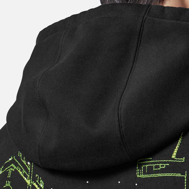 Sizing 베르사체 FW23 블랙 로고 자수 집업 후디. 1012556-1A09046-1B000