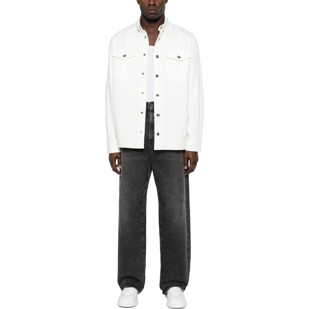 Lookbook VERSACE FW23 Baju Putih Lengan Panjang dengan Kolar Tajam & Rekaan Poket 1013887-1A10032-1D110