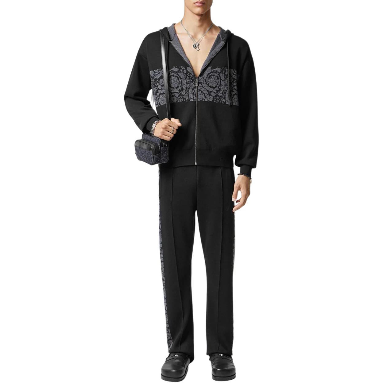 Shop VERSACE FW23 提花圖案直筒抽繩休閒長褲 黑色 男款 1013253-1A09454-1B000