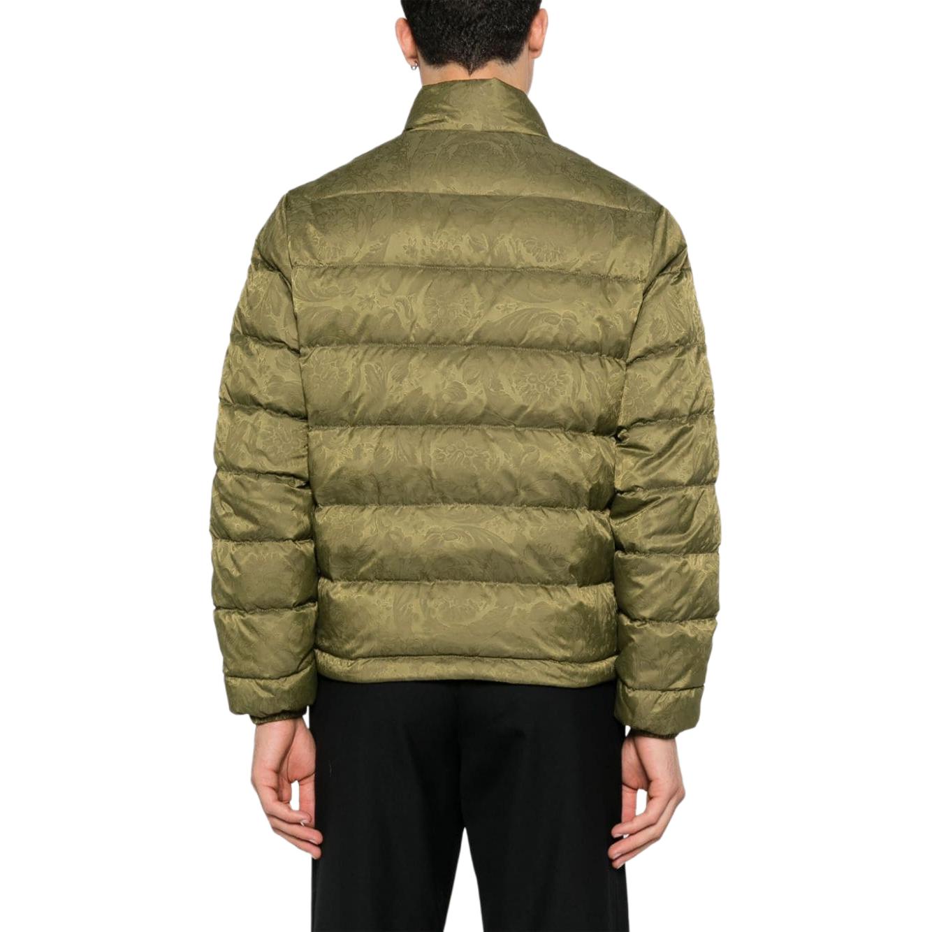 Lookbook ヴェルサーチ FW24 オリーブグリーン ロゴ刺繍入りジッパーパファージャケット 1013537-1A11459-1GM10