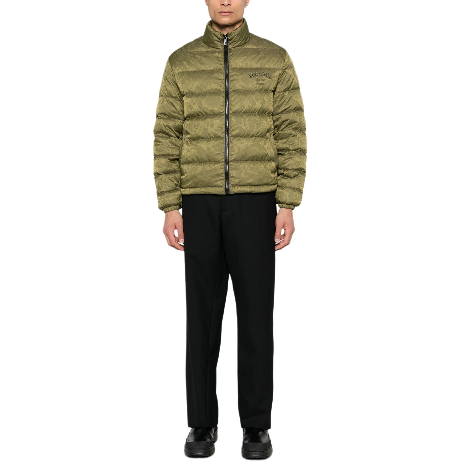 Shop ヴェルサーチ FW24 オリーブグリーン ロゴ刺繍入りジッパーパファージャケット 1013537-1A11459-1GM10