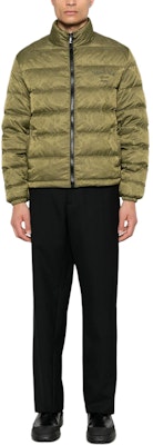 ヴェルサーチ FW24 オリーブグリーン ロゴ刺繍入りジッパーパファージャケット 1013537-1A11459-1GM10 Shop ヴェルサーチ FW24 オリーブグリーン ロゴ刺繍入りジッパーパファージャケット 1013537-1A11459-1GM10