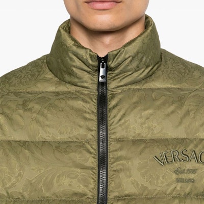 ヴェルサーチ FW24 オリーブグリーン ロゴ刺繍入りジッパーパファージャケット 1013537-1A11459-1GM10 Details for ヴェルサーチ FW24 オリーブグリーン ロゴ刺繍入りジッパーパファージャケット 1013537-1A11459-1GM10