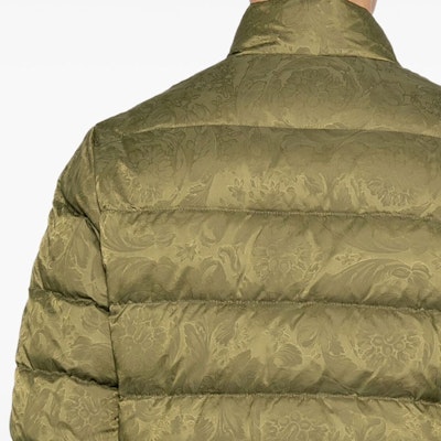 ヴェルサーチ FW24 オリーブグリーン ロゴ刺繍入りジッパーパファージャケット 1013537-1A11459-1GM10 Sizing ヴェルサーチ FW24 オリーブグリーン ロゴ刺繍入りジッパーパファージャケット 1013537-1A11459-1GM10