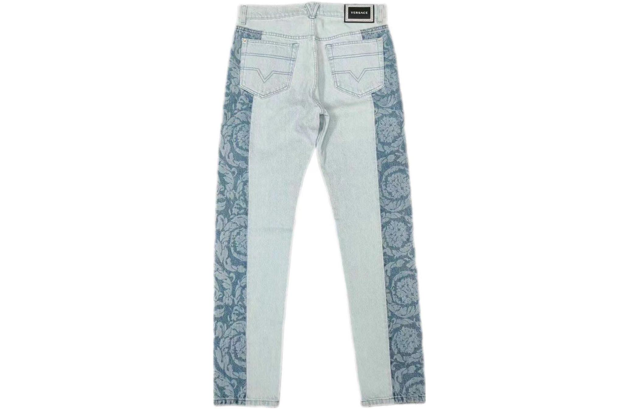 Lookbook VERSACE Celana Jeans Pria Patchwork Print Grafis Light Blue. A85193-A232896-A8002