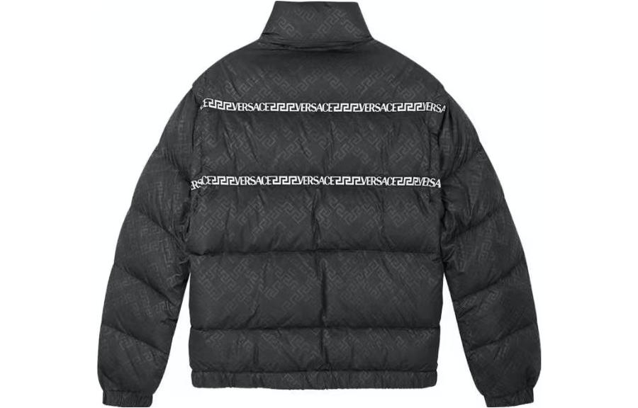 Lookbook ヴェルサーチ メンズ グリークキー柄取り外し可能スリーブ付きダウンジャケット. 1002749-1A02017-1B000