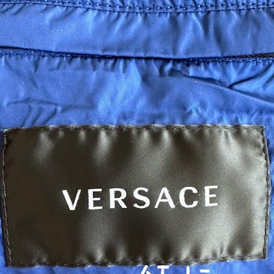 ヴェルサーチ メンズ グリークキー柄取り外し可能スリーブ付きダウンジャケット. 1002749-1A02017-1B000 Sizing ヴェルサーチ メンズ グリークキー柄取り外し可能スリーブ付きダウンジャケット. 1002749-1A02017-1B000