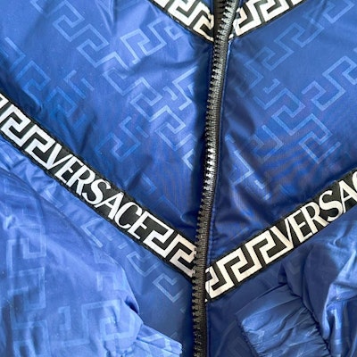 ヴェルサーチ メンズ グリークキー柄取り外し可能スリーブ付きダウンジャケット. 1002749-1A02017-1B000 Cheap ヴェルサーチ メンズ グリークキー柄取り外し可能スリーブ付きダウンジャケット. 1002749-1A02017-1B000