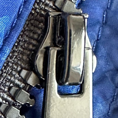 ヴェルサーチ メンズ グリークキー柄取り外し可能スリーブ付きダウンジャケット. 1002749-1A02017-1B000 1