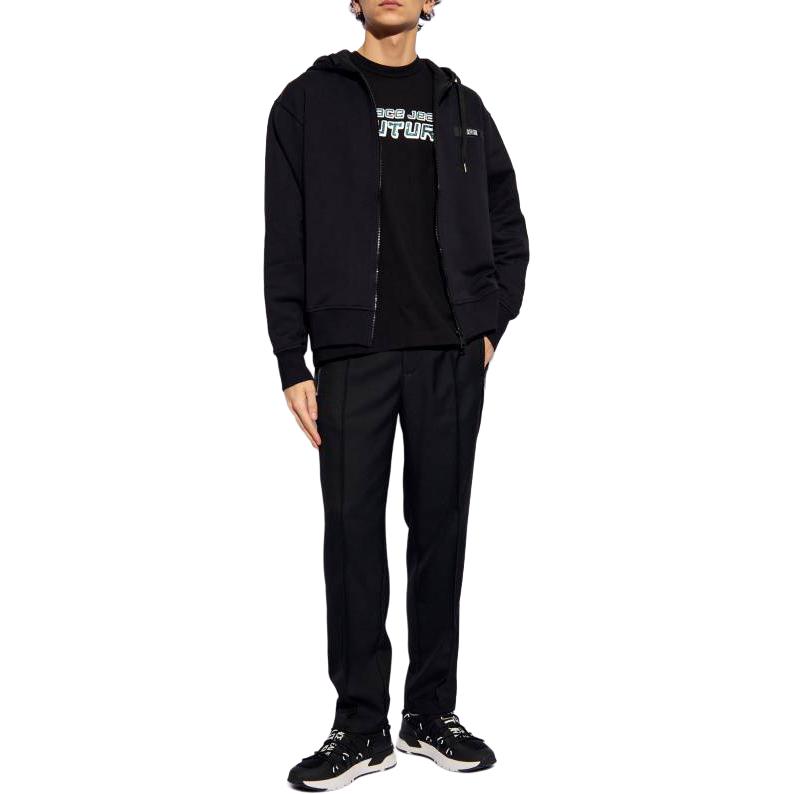 Lookbook CHAQUETA CON CREMALLERA VERSACE JEANS NEGRA DISEÑO DE LETRAS. 76GAIE05-CF00E-899