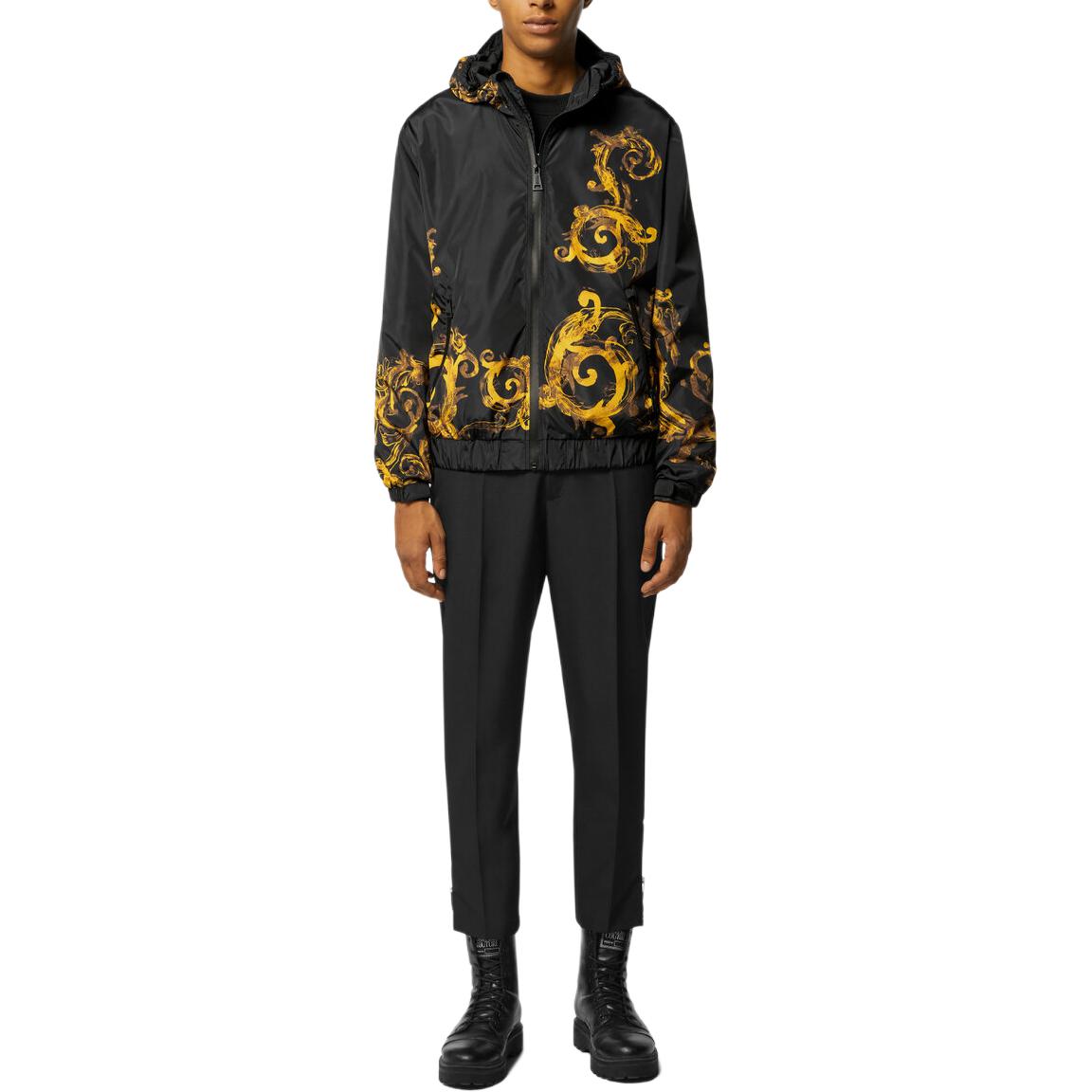 Lookbook Jaket Hoodie Resleting Versace Jeans Couture Hitam dengan Motif Grafis E76GAS406-ECQS86-EG89