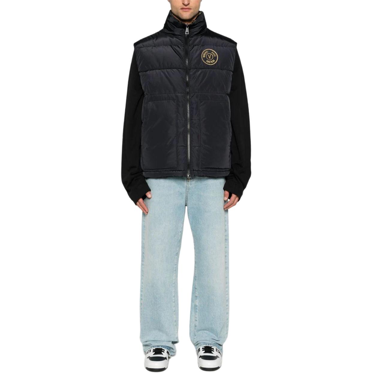 Lookbook VERSACE Jeans Couture Baju Hitam Tanpa Lengan dengan Patch Logo. 77GAPD22-CQD54-G89