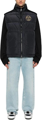 VERSACE Jeans Couture Baju Hitam Tanpa Lengan dengan Patch Logo. 77GAPD22-CQD54-G89 Lookbook VERSACE Jeans Couture Baju Hitam Tanpa Lengan dengan Patch Logo. 77GAPD22-CQD54-G89