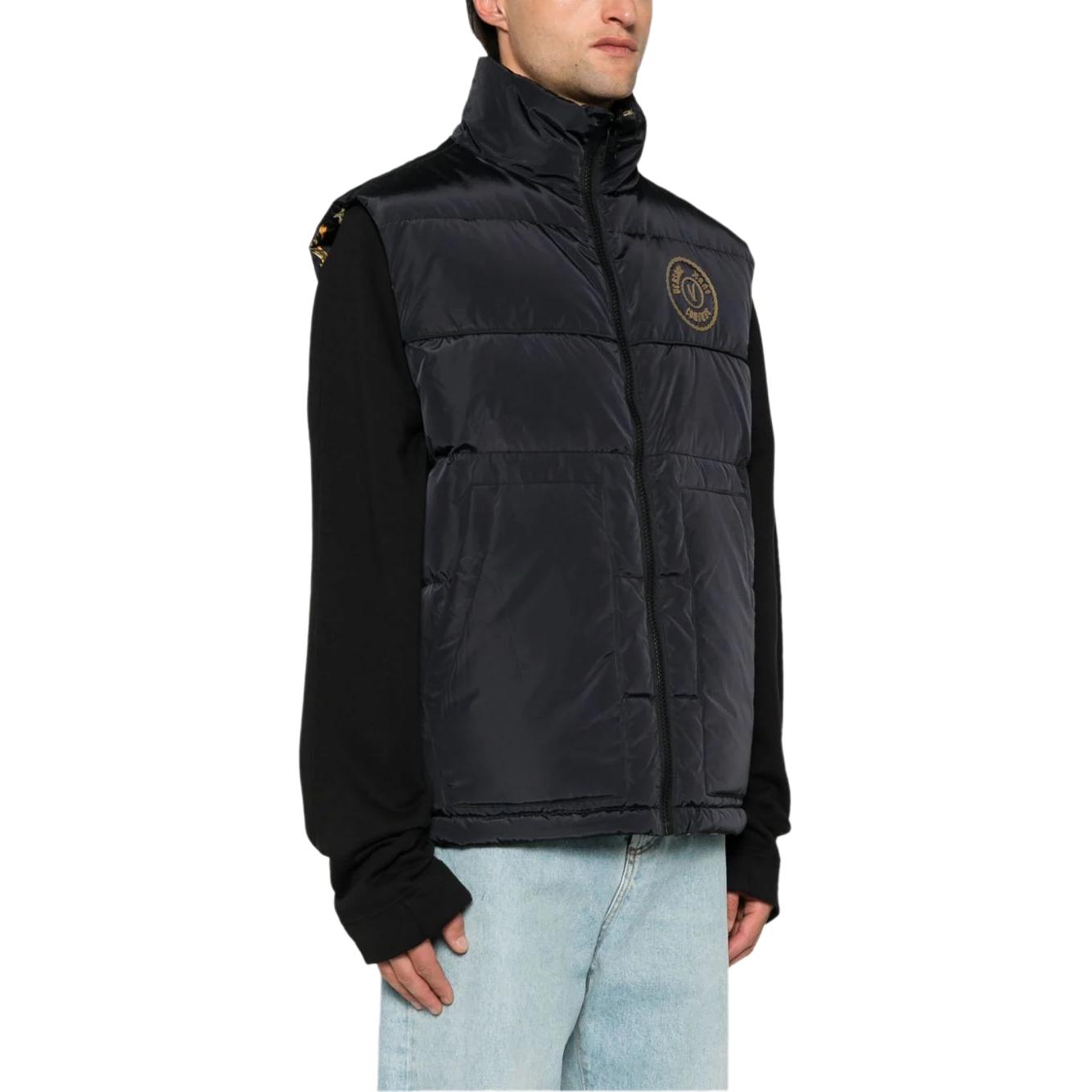 Shop VERSACE Jeans Couture Baju Hitam Tanpa Lengan dengan Patch Logo. 77GAPD22-CQD54-G89