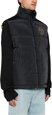 VERSACE Jeans Couture Baju Hitam Tanpa Lengan dengan Patch Logo. 77GAPD22-CQD54-G89 Shop VERSACE Jeans Couture Baju Hitam Tanpa Lengan dengan Patch Logo. 77GAPD22-CQD54-G89