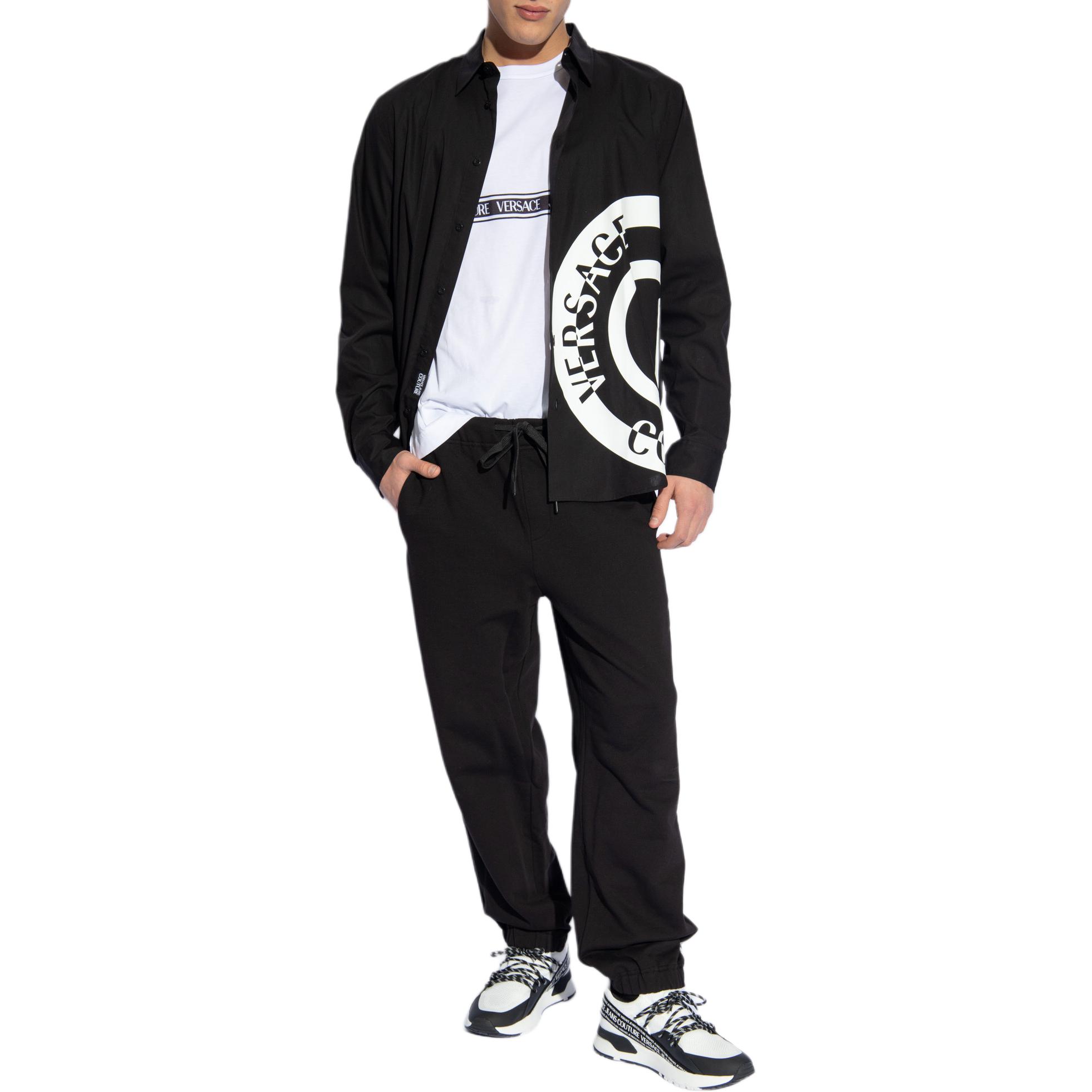 Lookbook Camiseta VERSACE JEANS COUTURE Blanca Logo Bordado Ajuste Relajado. 76GAHC06-CJ01C-003