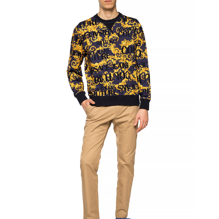 Sizing 베르사체 진스 쿠튀르 올오버 로고 프린트 크루넥 스웨트셔츠 블루/퍼플 B7GVA702-SM600-200