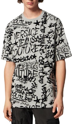 VERSACE JEANS COUTURE All-Over Logo Print Grey Casual T-Shirt. E75GAH6O0-EJS212-E802 Lookbook VERSACE JEANS COUTURE All-Over Logo Print Grey Casual T-Shirt. E75GAH6O0-EJS212-E802