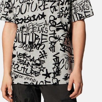 VERSACE JEANS COUTURE All-Over Logo Print Grey Casual T-Shirt. E75GAH6O0-EJS212-E802 Sizing VERSACE JEANS COUTURE All-Over Logo Print Grey Casual T-Shirt. E75GAH6O0-EJS212-E802