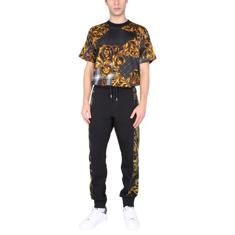 Lookbook VERSACE JEANS COUTURE 黑色全版印花圓領T恤 71GAH6R6-JS025-G80