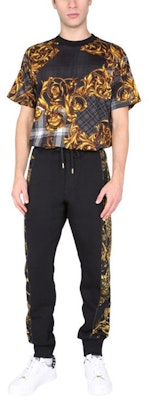 VERSACE JEANS COUTURE 黑色全版印花圓領T恤 71GAH6R6-JS025-G80 Lookbook VERSACE JEANS COUTURE 黑色全版印花圓領T恤 71GAH6R6-JS025-G80