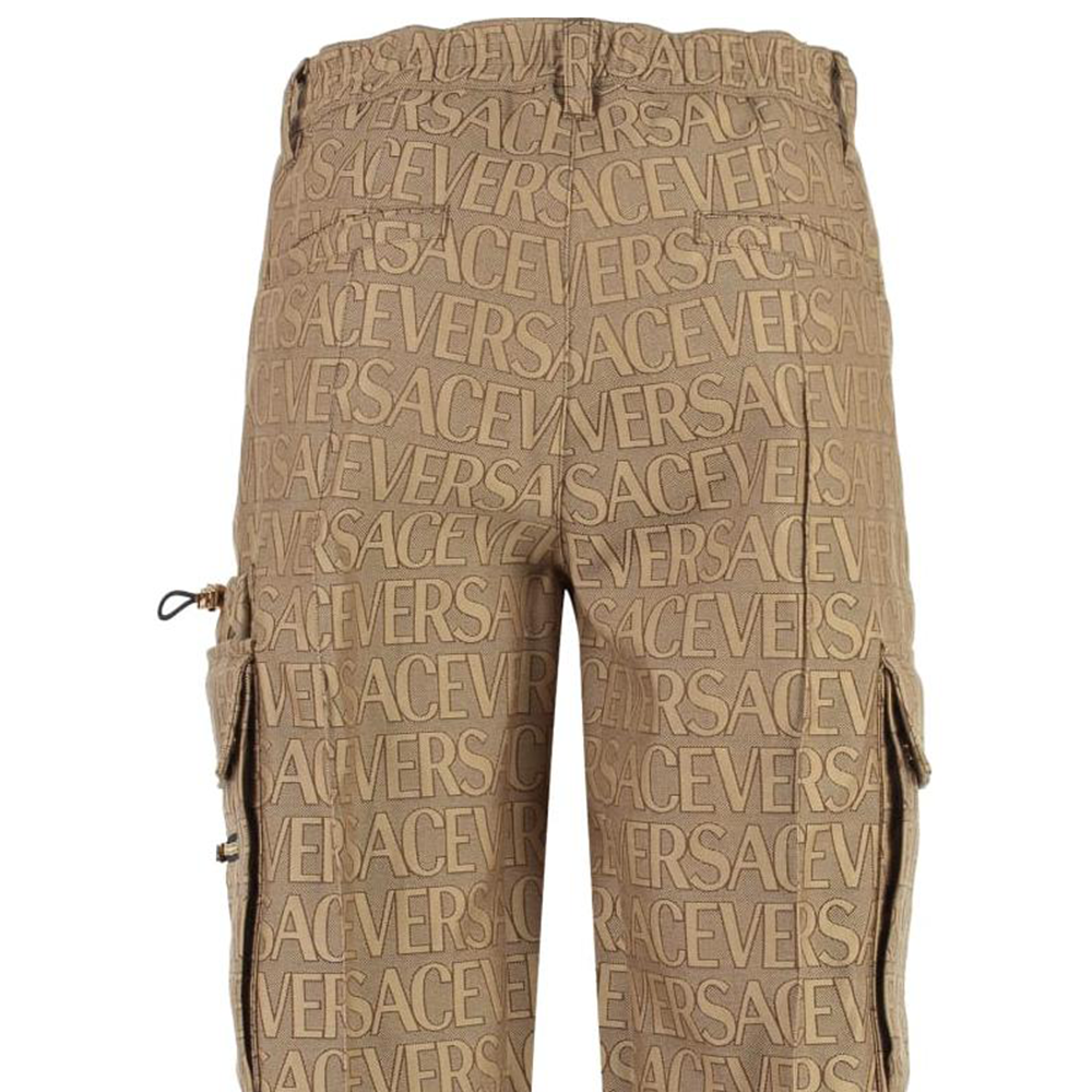 Shop ヴェルサーチ ジーンズ クチュール オールオーバープリント カーゴパンツ ベージュ メンズ 1010729-1A07649-2N740