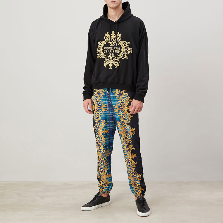 Sizing Sudadera Negra VERSACE JEANS COUTURE con Logo Bordado de Encaje. EB7GUA-711E3-6604