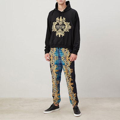 Sudadera Negra VERSACE JEANS COUTURE con Logo Bordado de Encaje. EB7GUA-711E3-6604 Sizing Sudadera Negra VERSACE JEANS COUTURE con Logo Bordado de Encaje. EB7GUA-711E3-6604