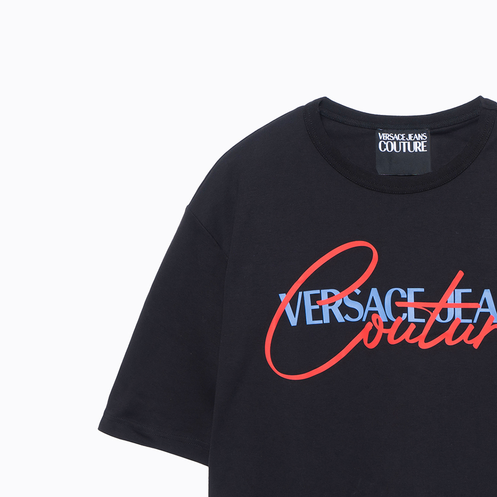 Sizing VERSACE JEANS COUTURE T-Shirt Hitam Logo Cetakan Longgar SS22. 72GAHT07-CJ02O-899