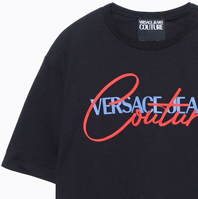 VERSACE JEANS COUTURE T-Shirt Hitam Logo Cetakan Longgar SS22. 72GAHT07-CJ02O-899 Sizing VERSACE JEANS COUTURE T-Shirt Hitam Logo Cetakan Longgar SS22. 72GAHT07-CJ02O-899