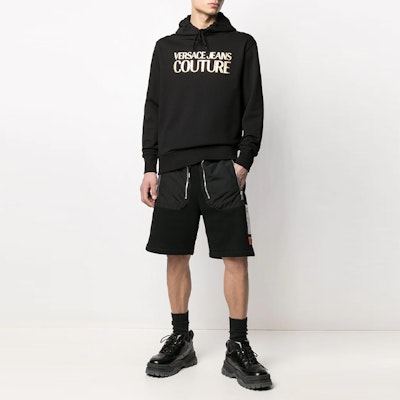VERSACE JEANS COUTURE Hoodie Pria Hitam Logo Cetak dengan Drawstring. B7GWA7TP-30318-K42 Shop VERSACE JEANS COUTURE Hoodie Pria Hitam Logo Cetak dengan Drawstring. B7GWA7TP-30318-K42