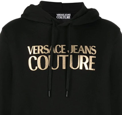 VERSACE JEANS COUTURE Hoodie Pria Hitam Logo Cetak dengan Drawstring. B7GWA7TP-30318-K42 Sizing VERSACE JEANS COUTURE Hoodie Pria Hitam Logo Cetak dengan Drawstring. B7GWA7TP-30318-K42