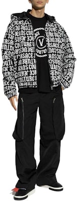 ヴェルサーチ ジーンズ クチュール メンズ リバーシブル フード付き ブラック ダウンジャケット 77GAUD16-CQD53-L01 Lookbook ヴェルサーチ ジーンズ クチュール メンズ リバーシブル フード付き ブラック ダウンジャケット 77GAUD16-CQD53-L01