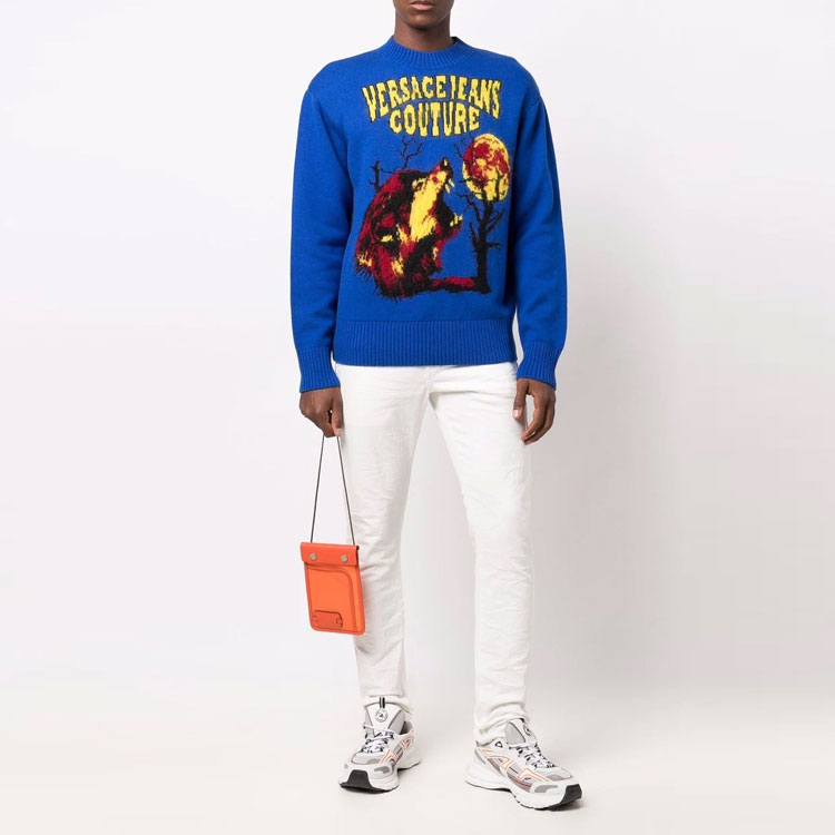 Lookbook 베르사체 진스 쿠튀르 블루 울 스웨터 패턴 크루넥. 71GAF815C-M08NOD7