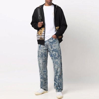 ヴェルサーチ ジーンズ クチュール FW21 バロックプリント フーディージャケット ブラック 71GAI3Z7-F0002-899 Lookbook ヴェルサーチ ジーンズ クチュール FW21 バロックプリント フーディージャケット ブラック 71GAI3Z7-F0002-899
