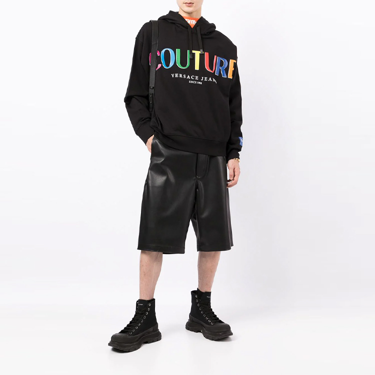 Shop ヴェルサーチ ジーンズ クチュール FW21 レタープリント ルーズフィット フーディー ブラック 71GAIP04C-F00P-899